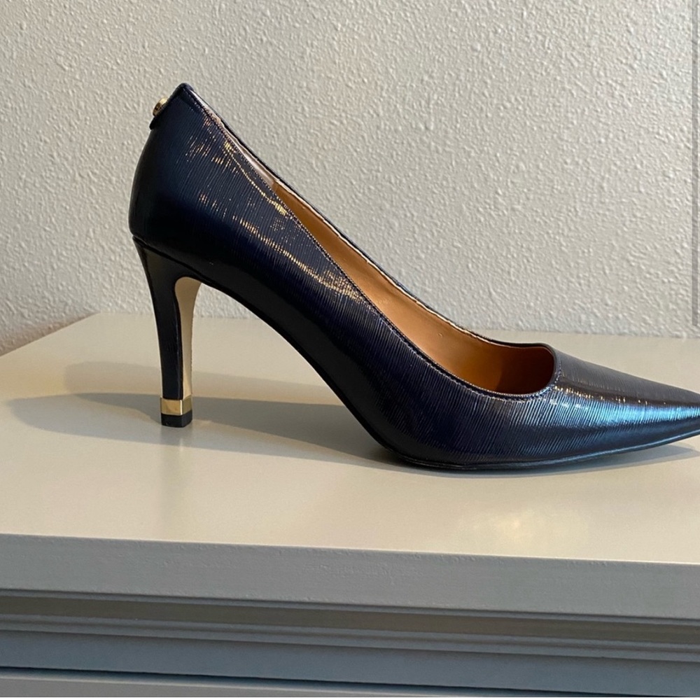 Navy blue pumps, they are beautiful, only used them once ✨